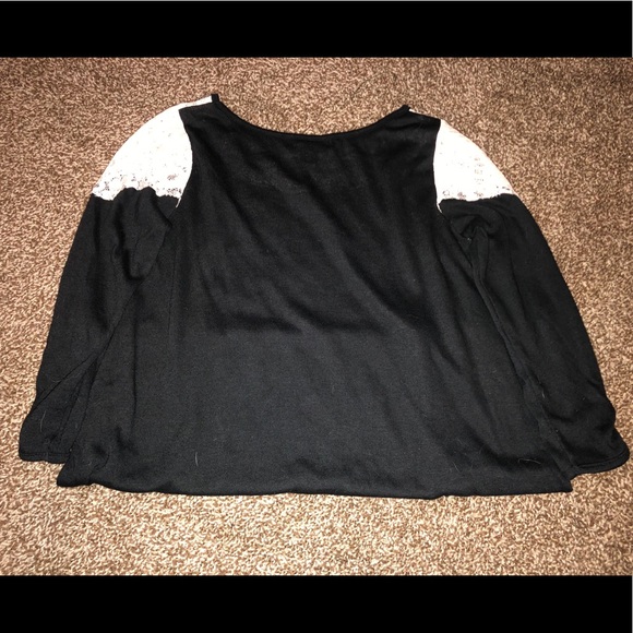 ✨August Silk Top✨ - Picture 4 of 4